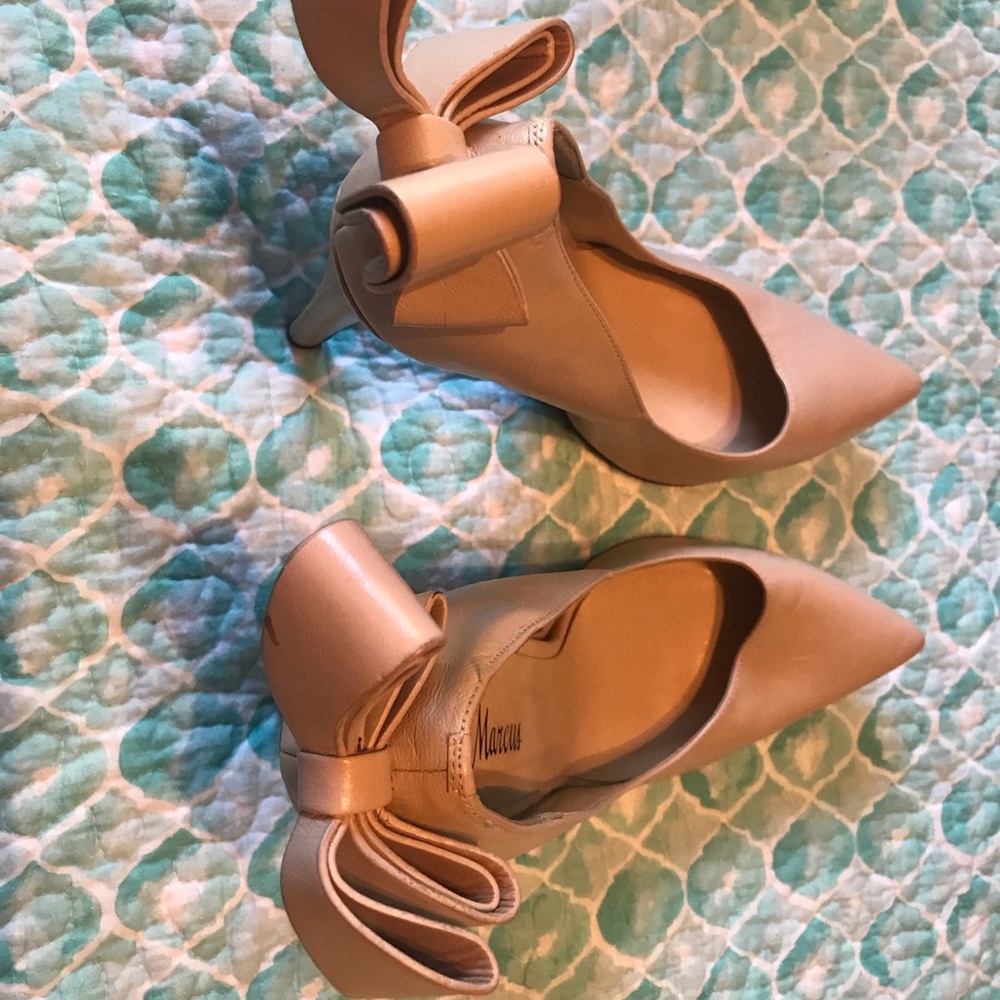 Neiman Marcus beige nude pump with bow size 10
